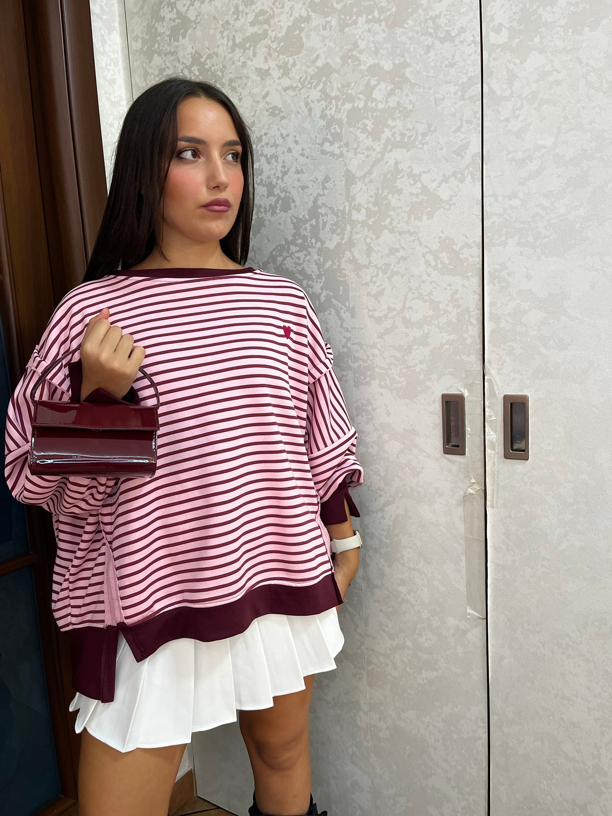 Maglione oversize a righe rosa e bordeaux con cuore ricamato