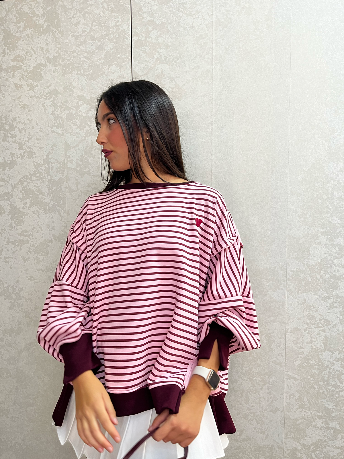 Maglione oversize a righe rosa e bordeaux con cuore ricamato