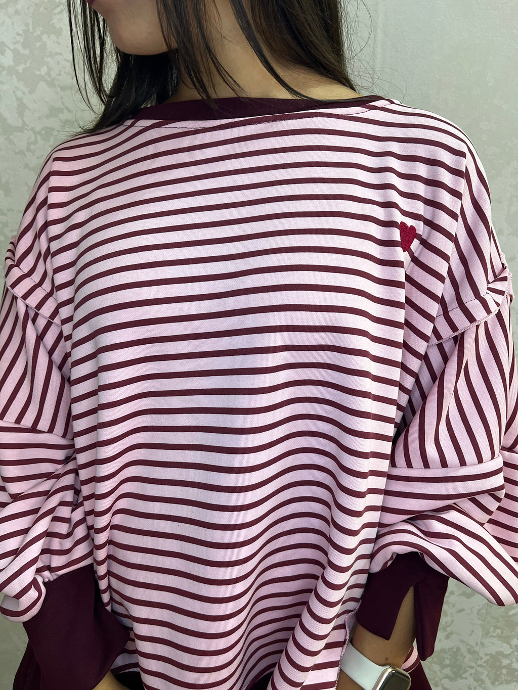 Maglione oversize a righe rosa e bordeaux con cuore ricamato