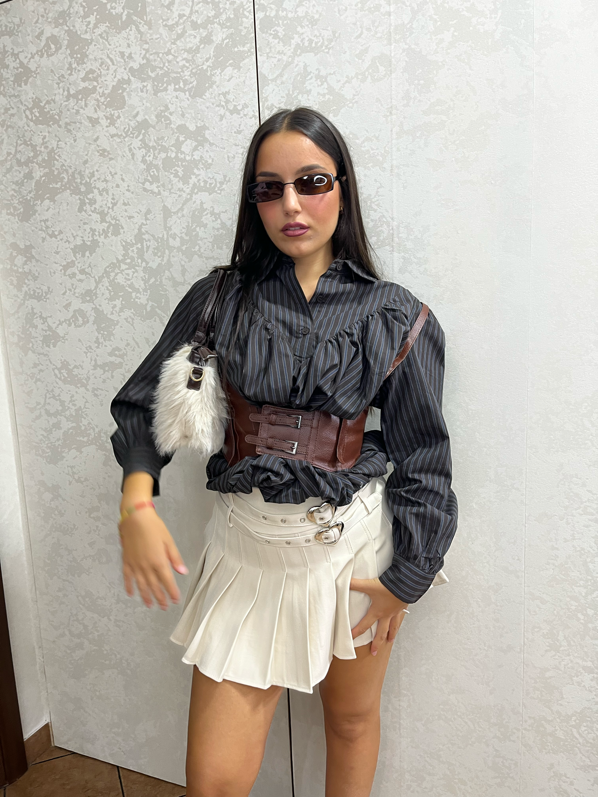 Camicia gessata grigia con maniche a palloncino e cinturone