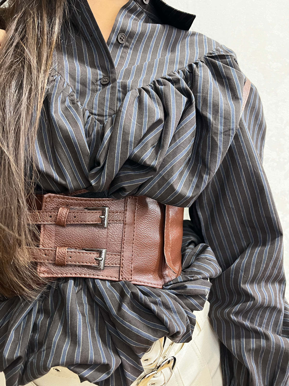 Camicia gessata grigia con maniche a palloncino e cinturone