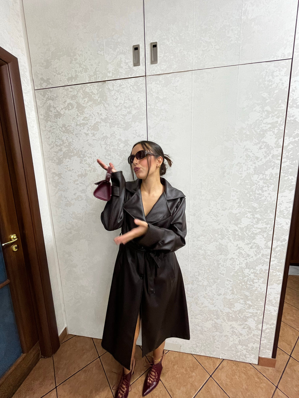 Trench lungo in pelle ruvida color caffè