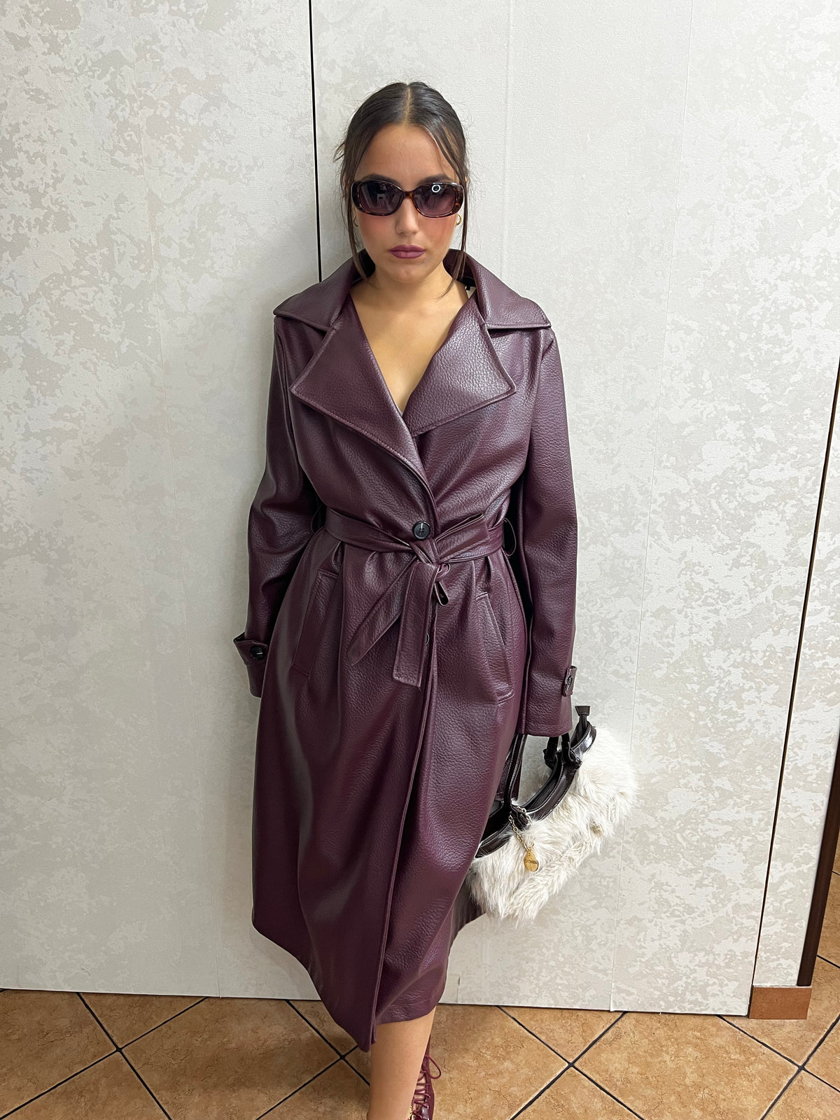 Trench lungo in pelle ruvida bordeaux