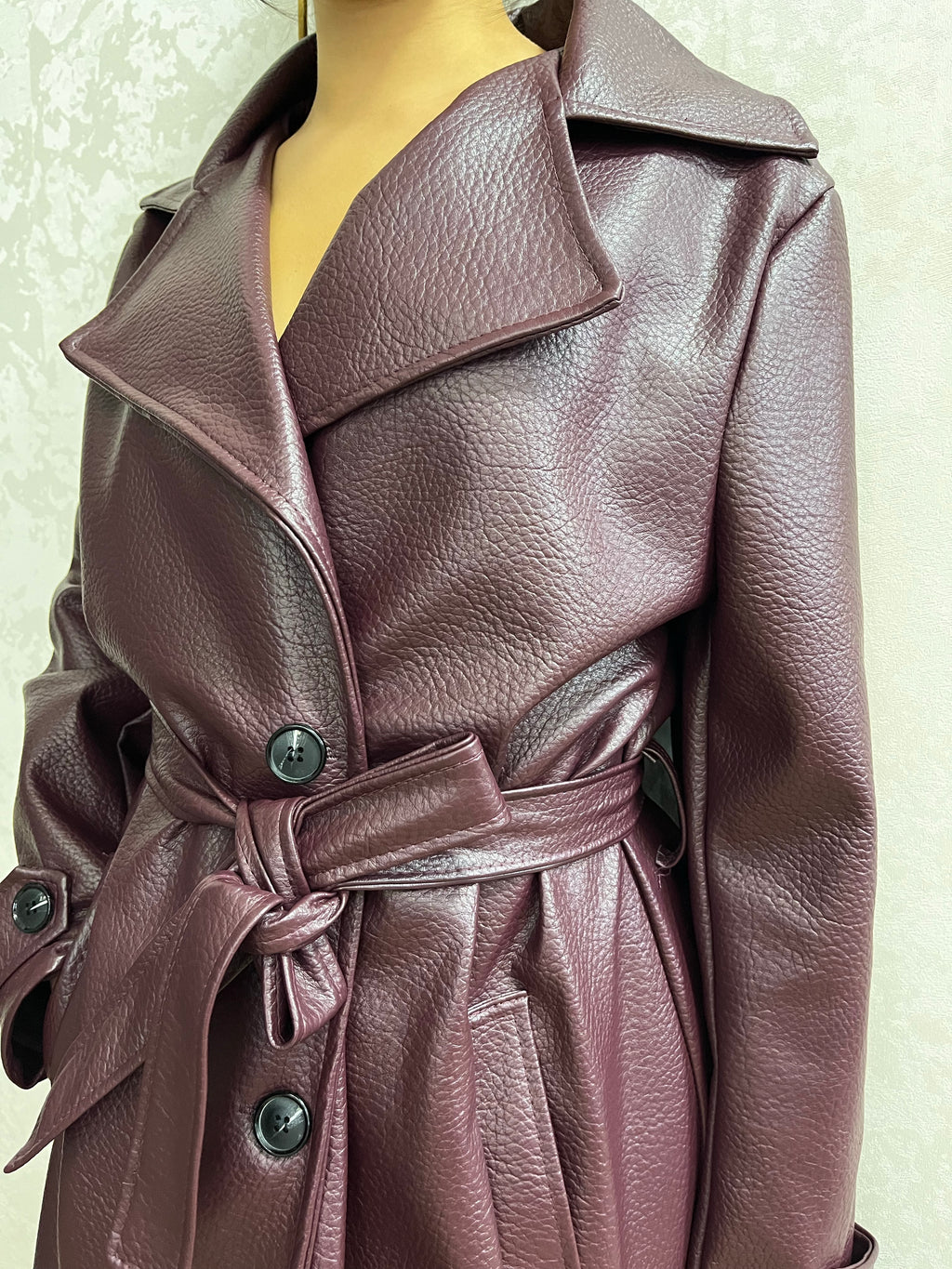 Trench lungo in pelle ruvida bordeaux