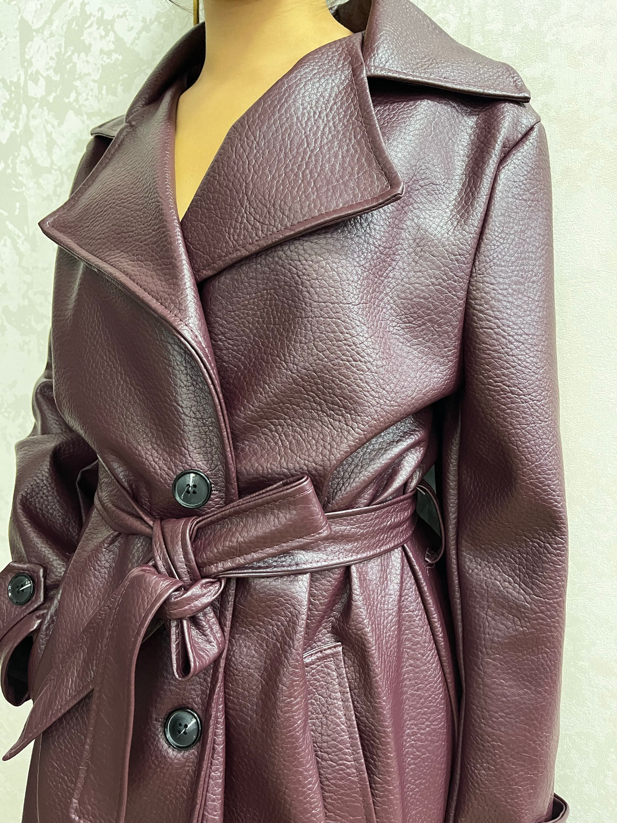 Trench lungo in pelle ruvida bordeaux