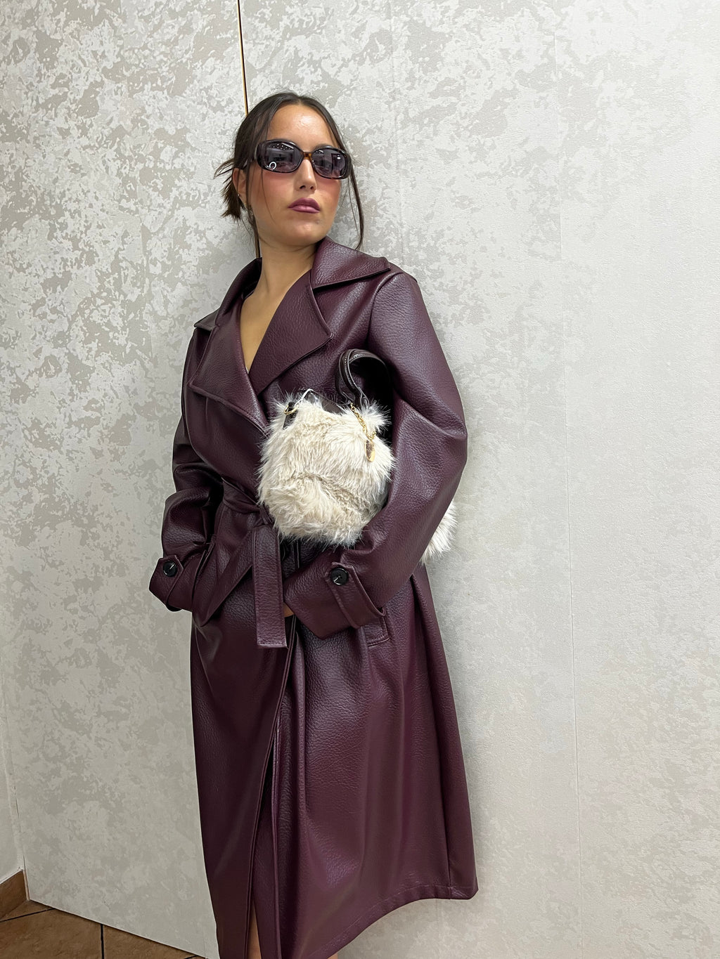 Trench lungo in pelle ruvida bordeaux