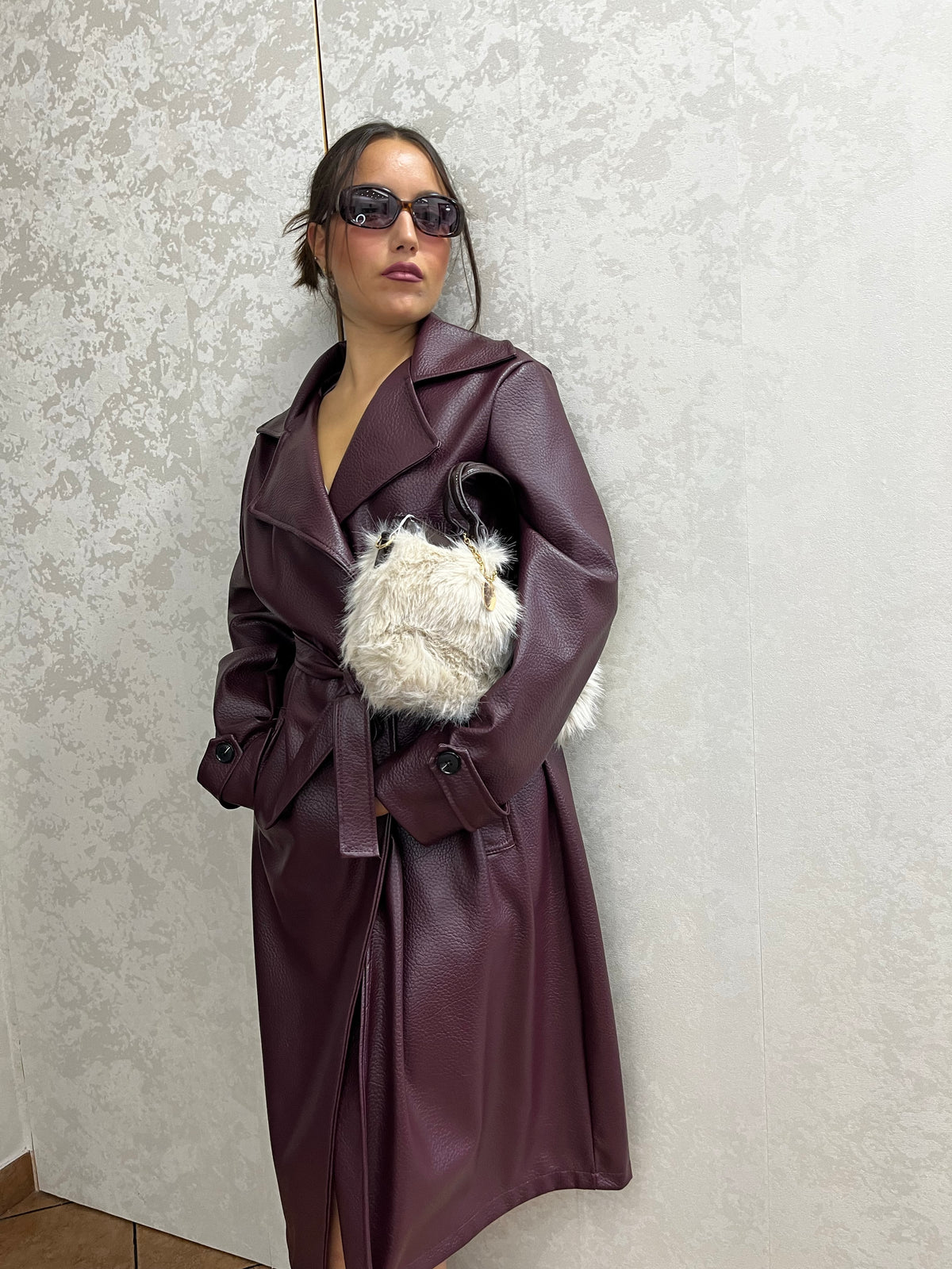 Trench lungo in pelle ruvida bordeaux
