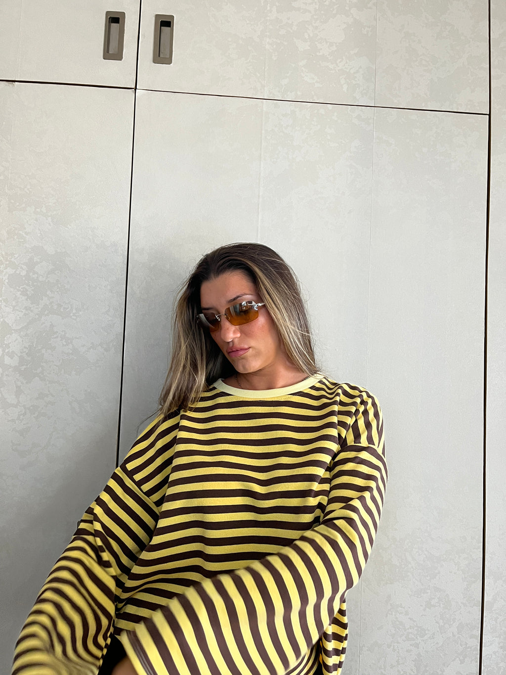 Maglia manica lunga garzata a righe marroni e gialle oversize