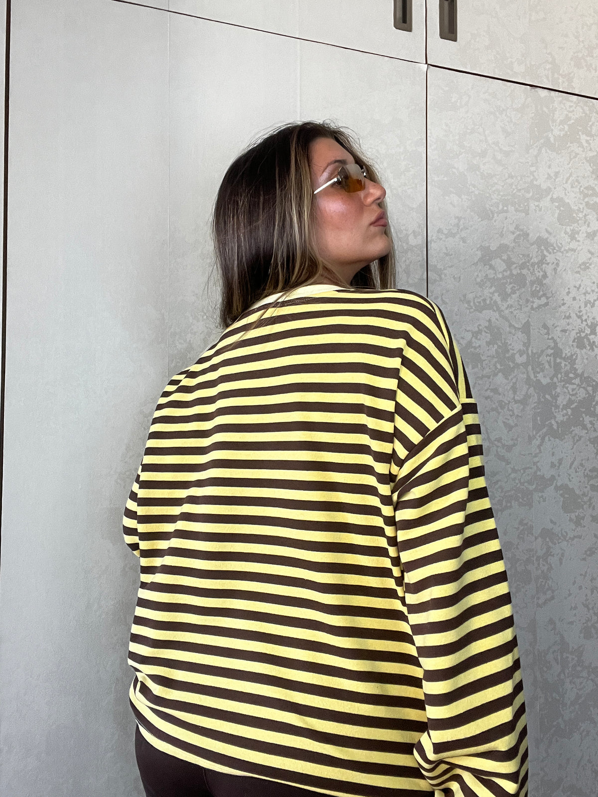Maglia manica lunga garzata a righe marroni e gialle oversize